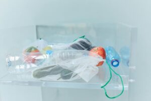 Plástico en la mente: el inquietante hallazgo que vincula los microplásticos con la demencia